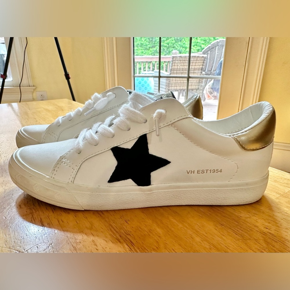 Vintage Havana sneakers 8.5 but fit more like a 9